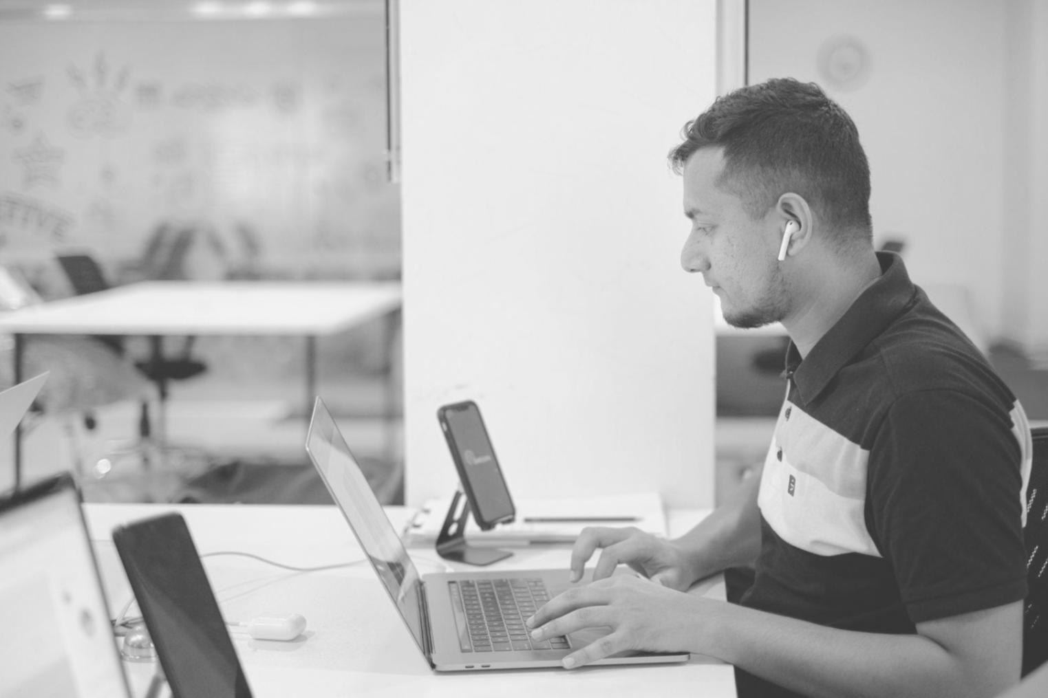 Moderne Büroräume und Arbeitsplätze von zelorifyra