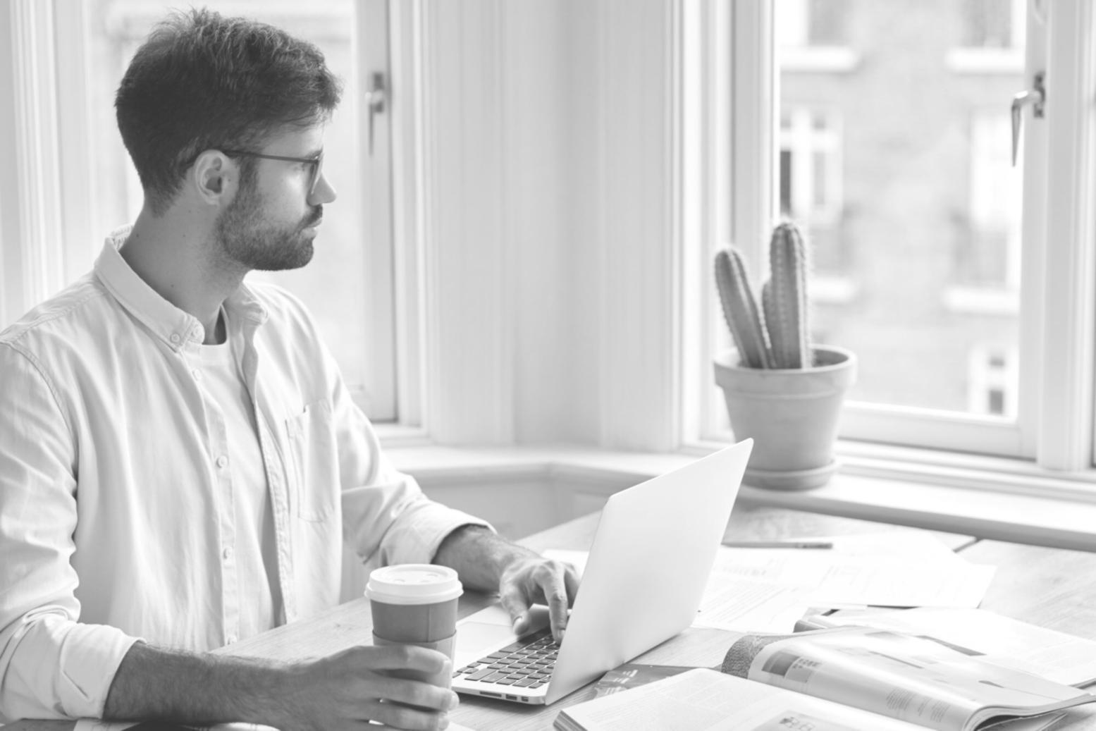 Finanzanalyst bei der Arbeit mit Datenmodellen